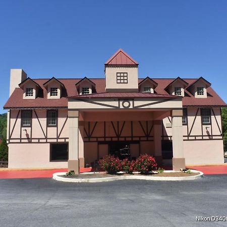 Baymont By Wyndham Helen Motel Exterior photo